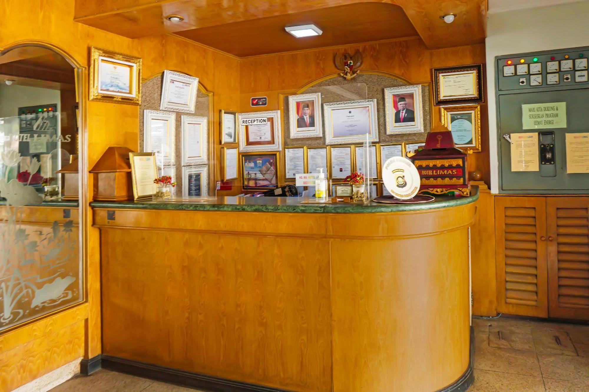 Super Oyo Collection O 92690 Hotel Limas Палембанг Екстериор снимка